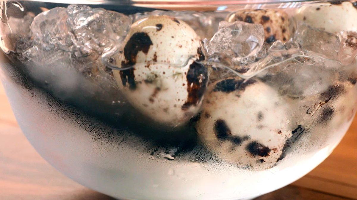 Huevos de codorniz rebozados con almendra  paso 2