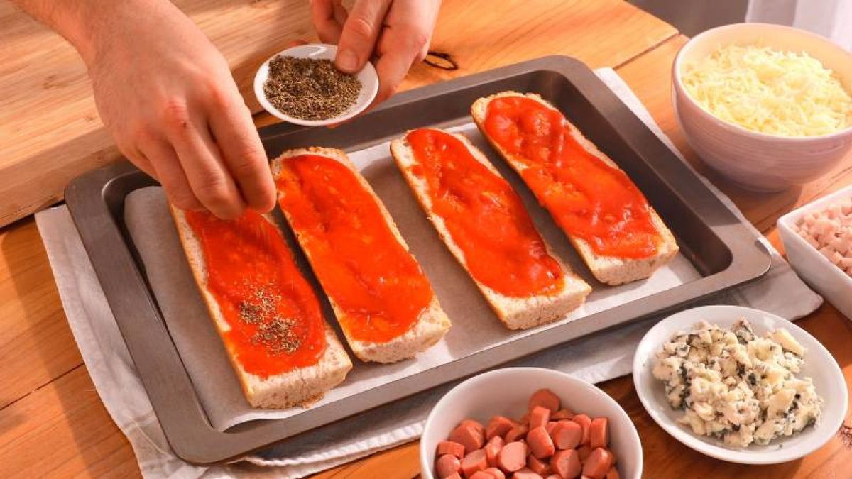 La salsa de tomate y el orégano son la base perfecta para unos paninis sabrosos
