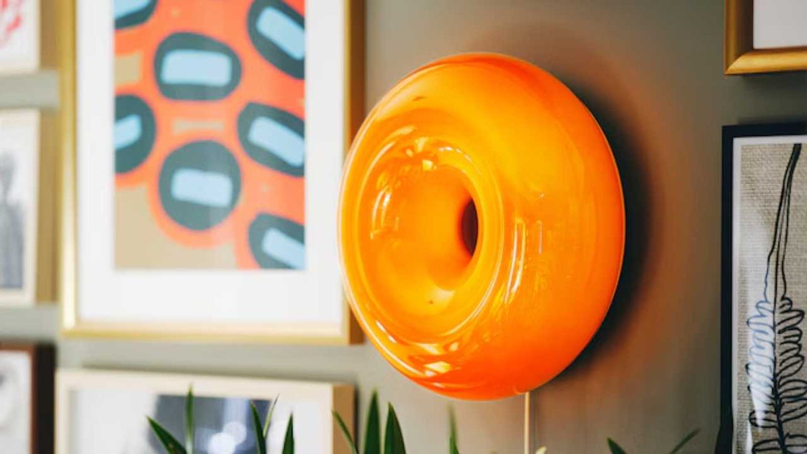 Lámpara donut VARMBLIXT.