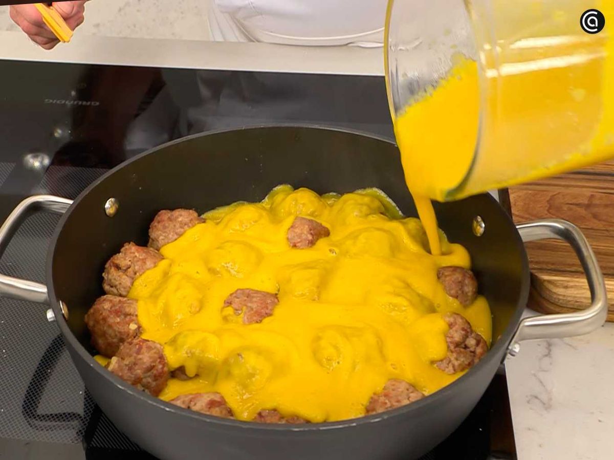 Cocina las albóndigas con la salsa