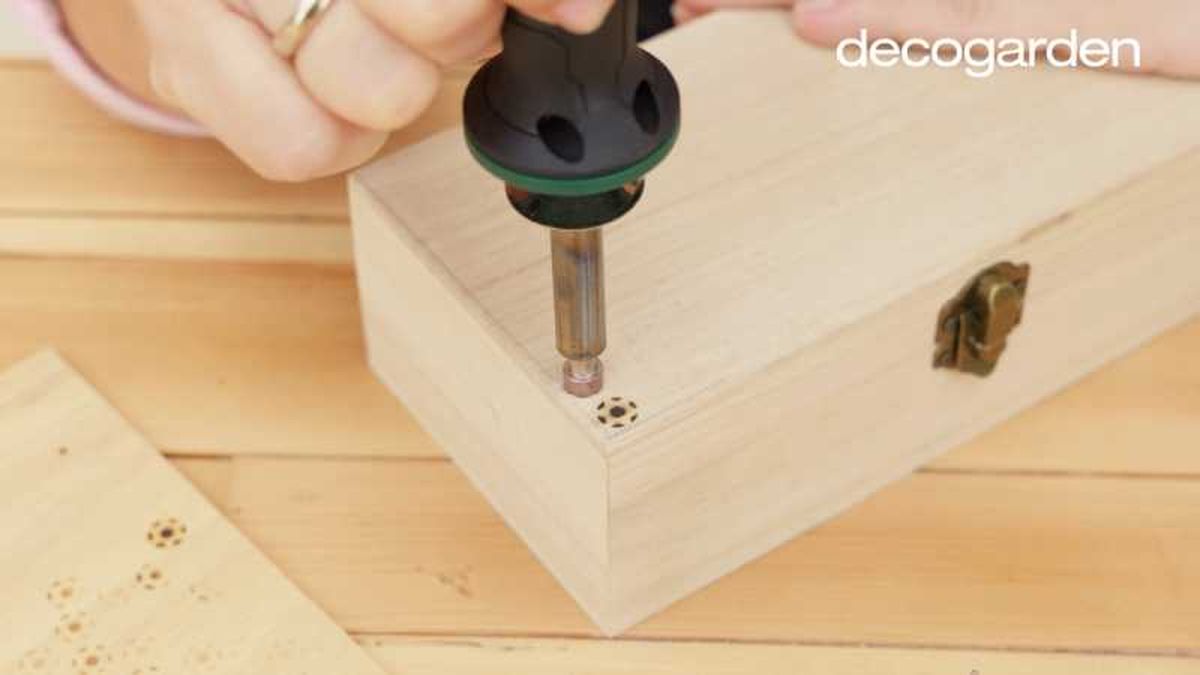 Añadir más detalles con el pirógrafo al joyero.