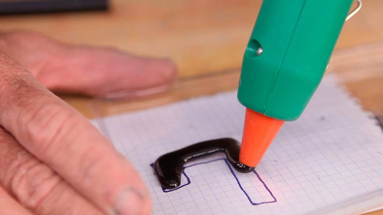 Como hacer un soporte para el movil con silicona paso 2