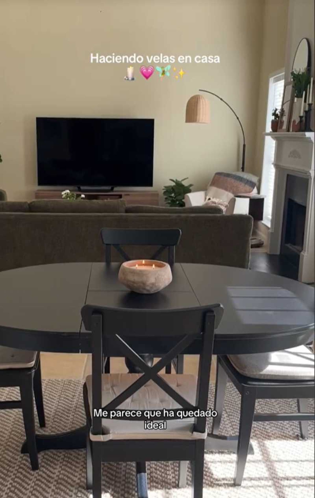 La vela artesanal de la tiktoker Mar sobre la mesa de su comedor.