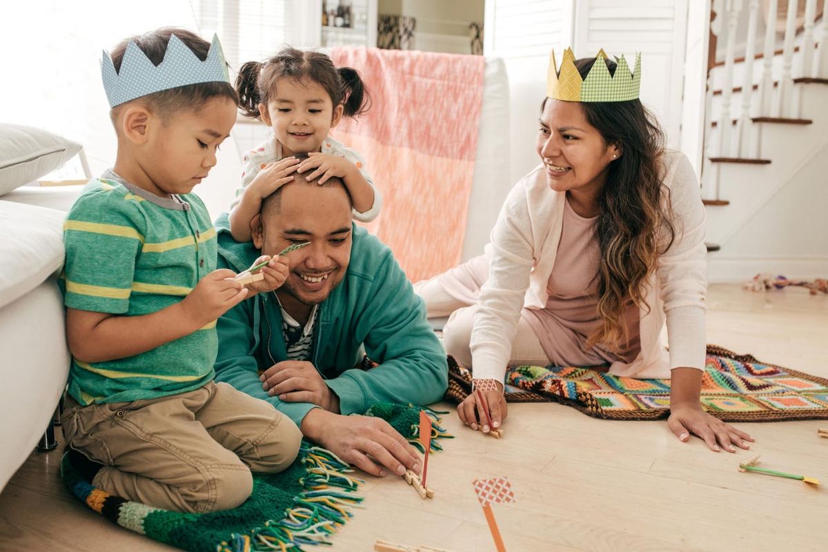 como hacer corona de tela cumple ninos 2