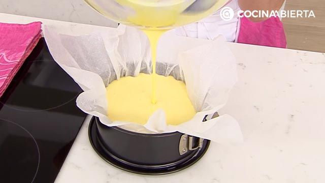 Asegúrate de que el papel de horno sobresalga del molde