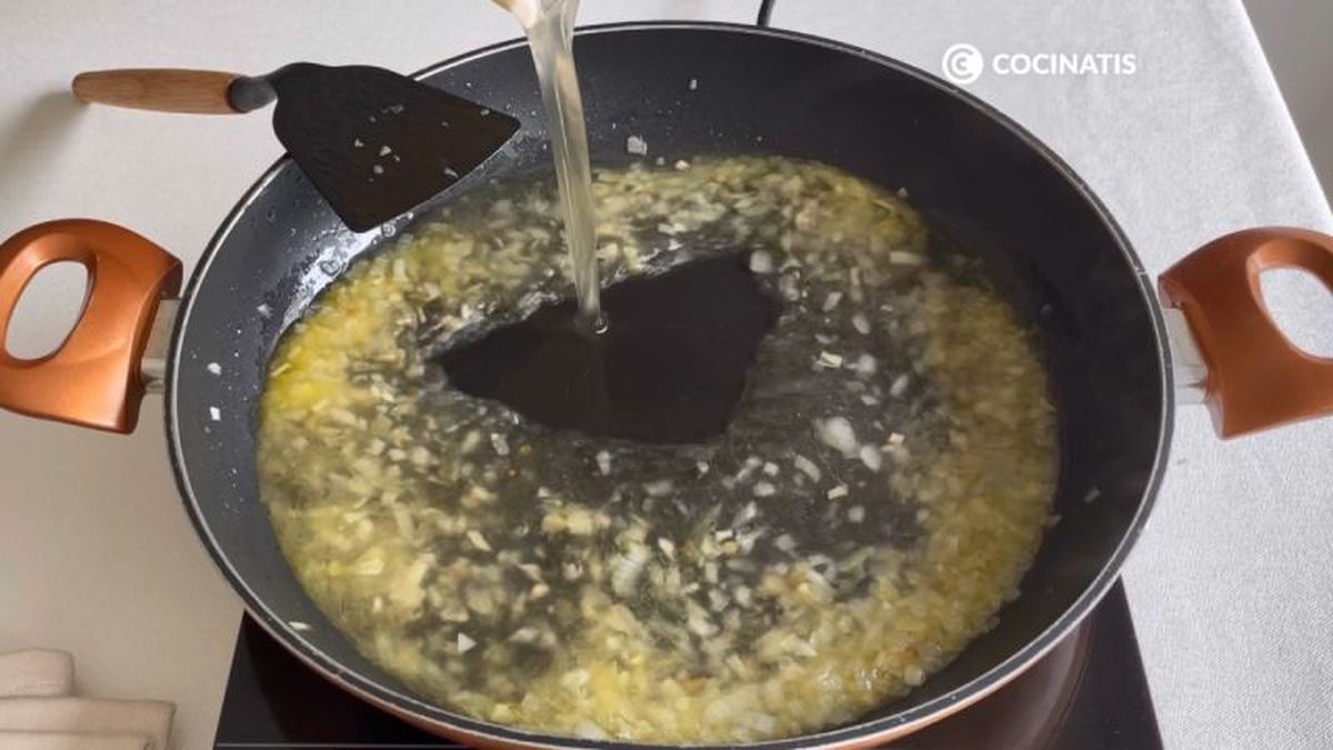 Agregamos el caldo de pollo para hacer la salsa