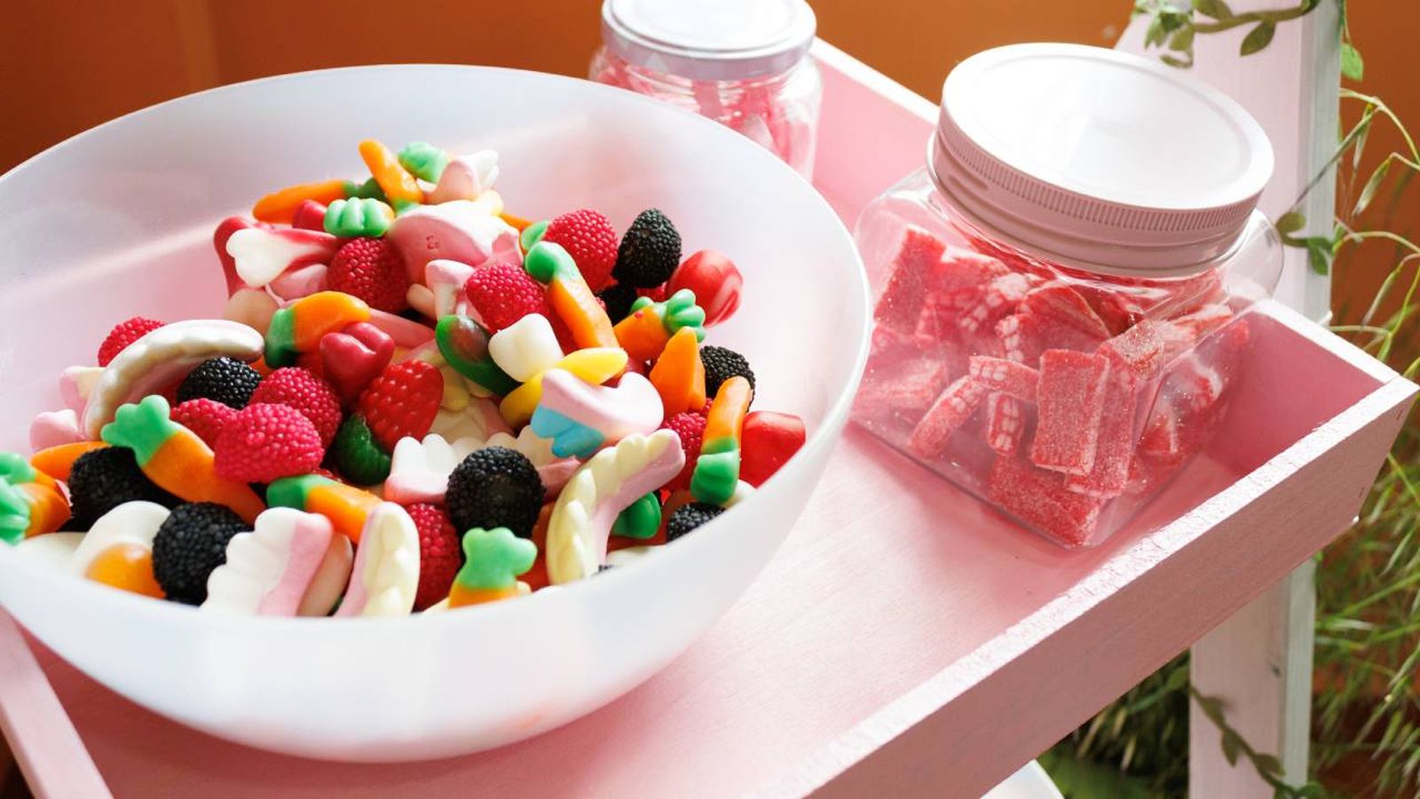 Cuenco con golosinas y tarros con regalices con azúcar.