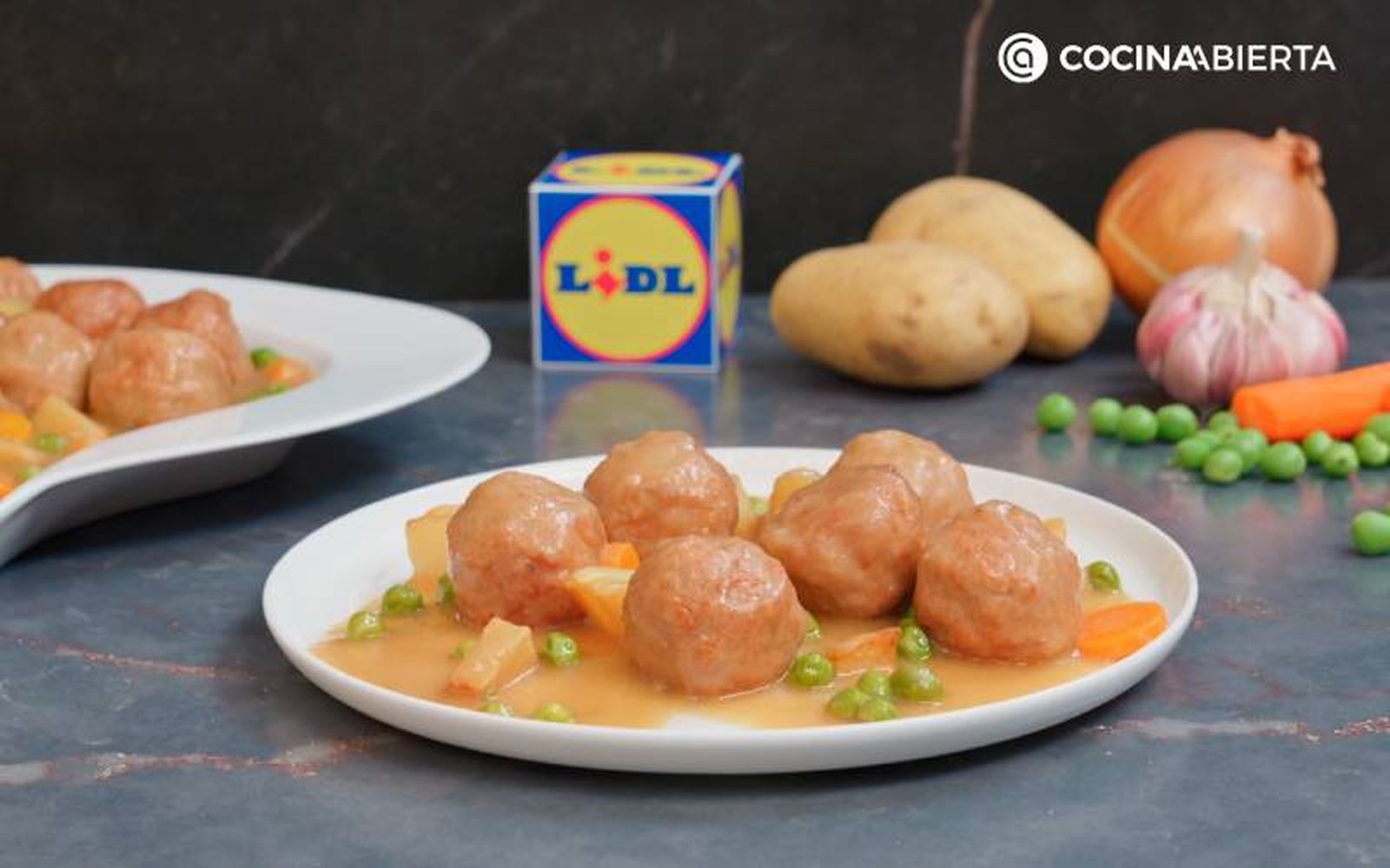 Elaboración de la receta de albóndigas con patatas - Sirve las albóndigas en salsa con patatas