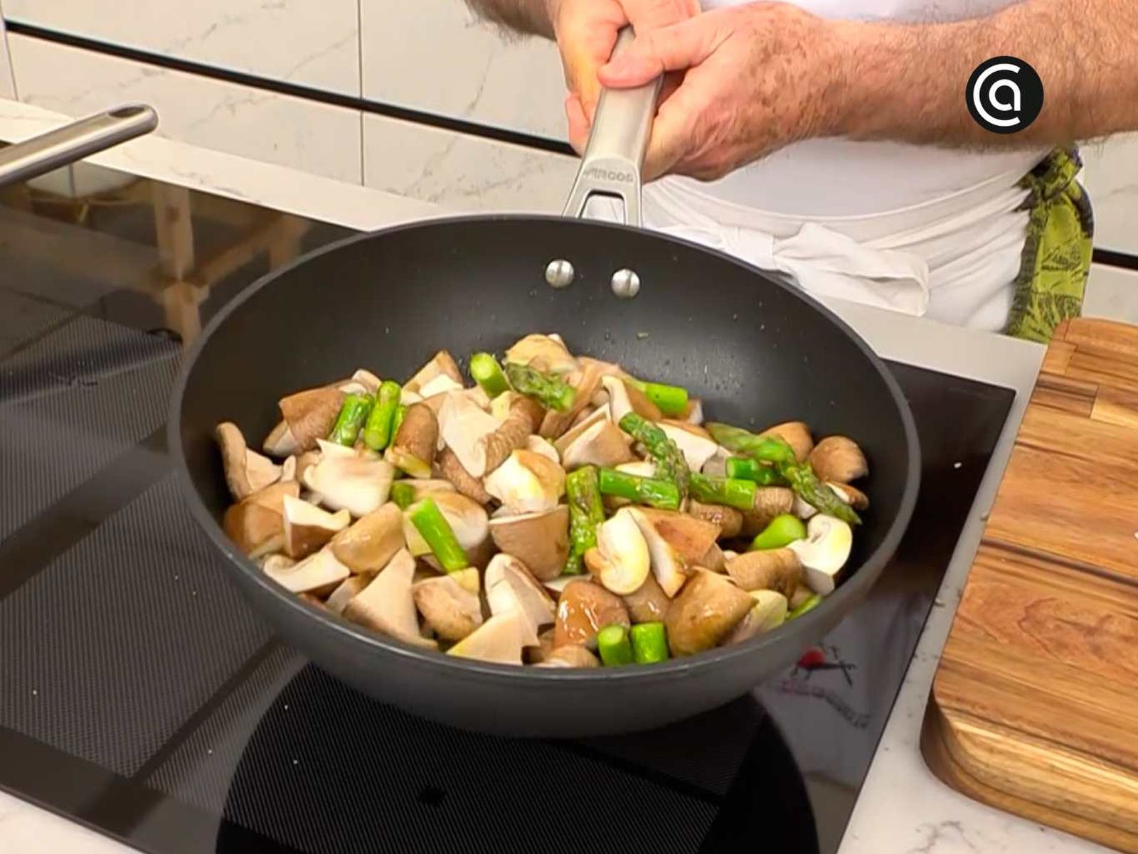 Rehoga las setas shiitake con los espárragos verdes