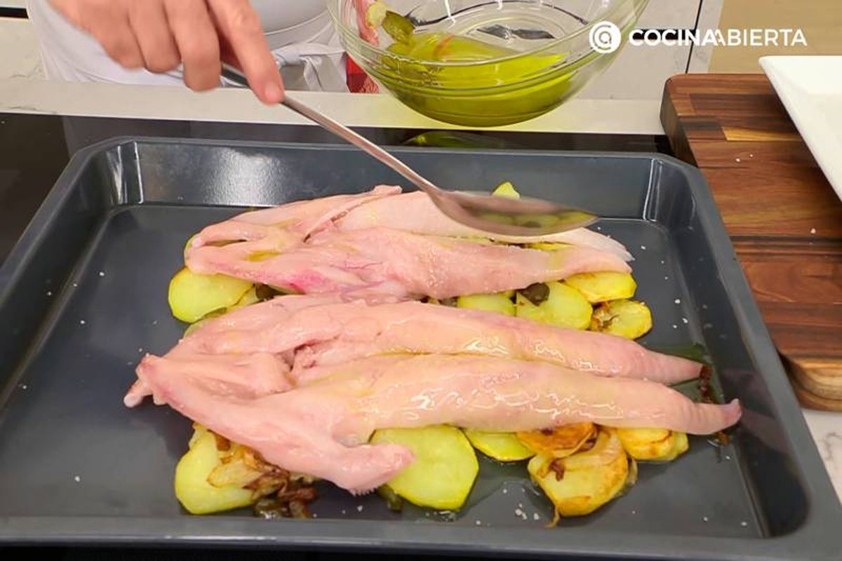 Elaboración de la receta de rape al horno con patatas - Aliña y hornea el rape