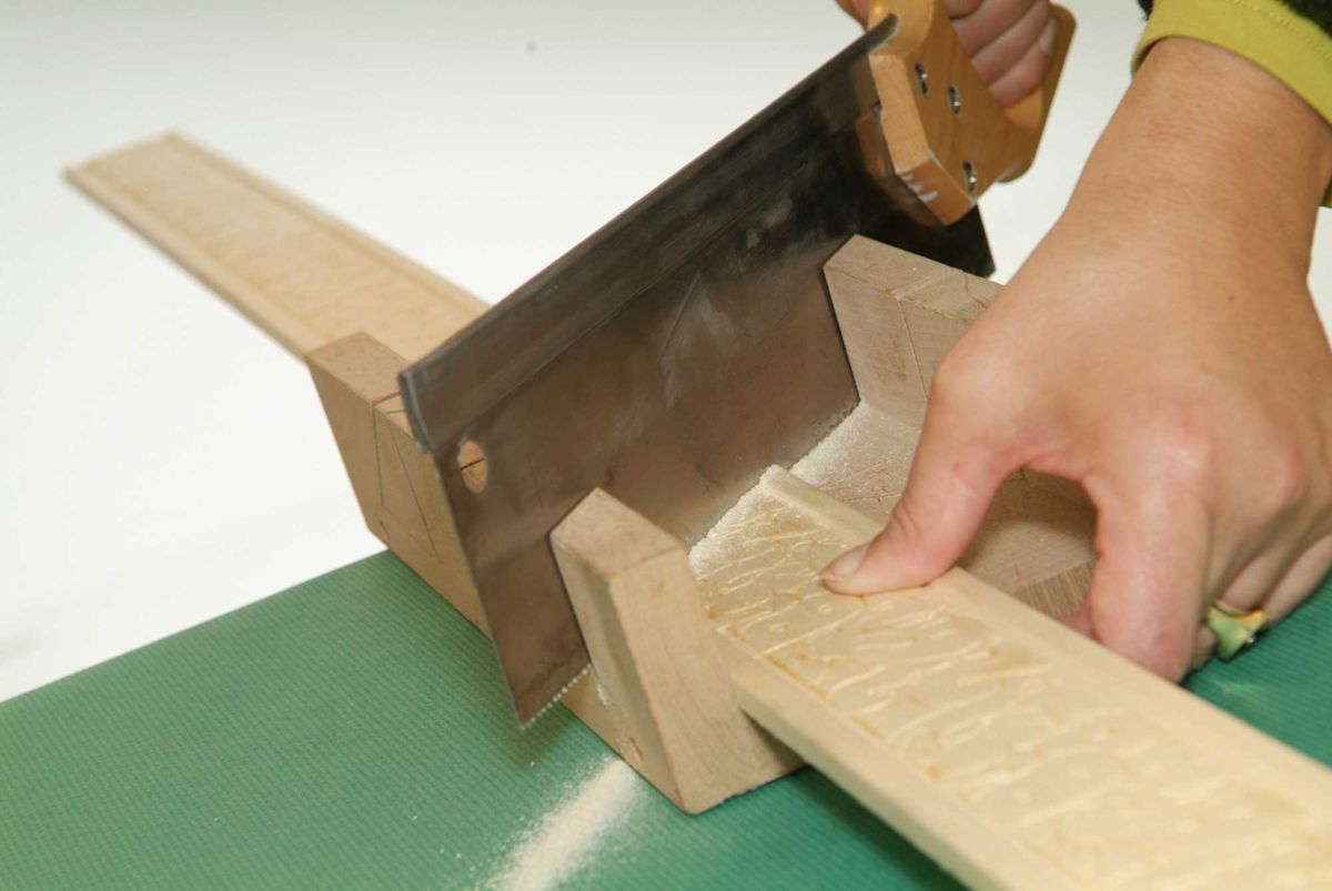 Enmarcar un panel de corcho paso 3