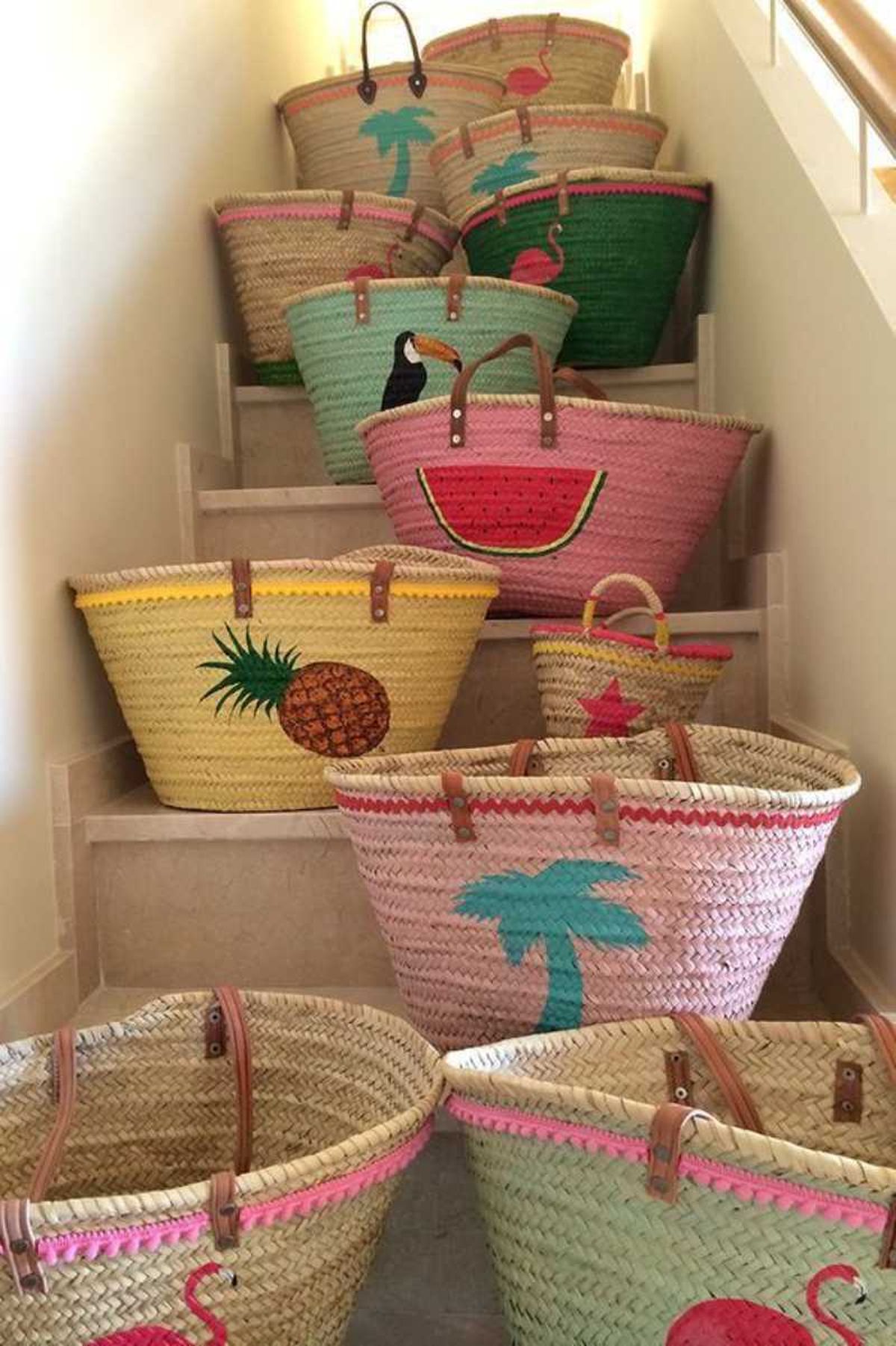 Capazos pintados con dibujos veraniegos.