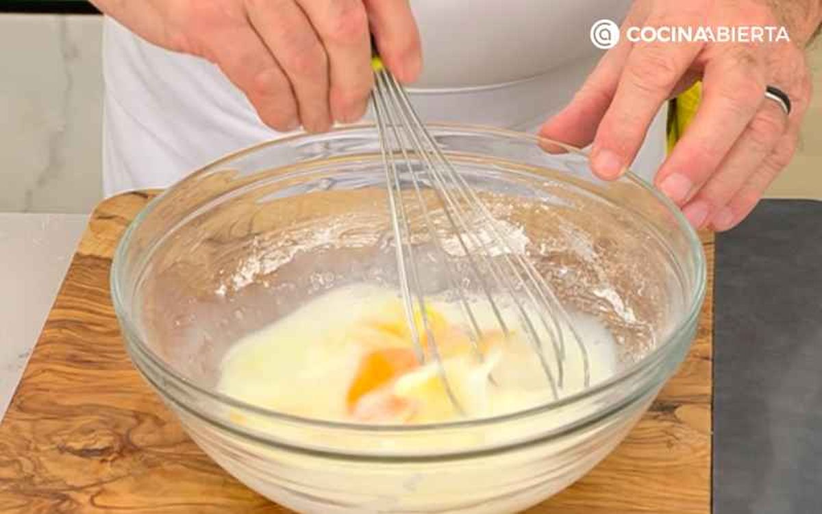 Mezcla la leche con la harina de maíz refinada