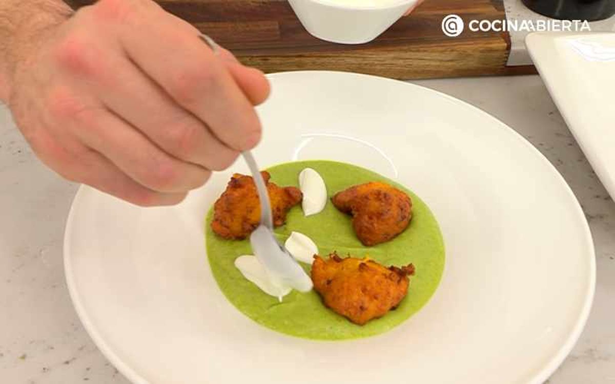 Sirve el puré de brócoli con los fritos de calabaza y yogur griego