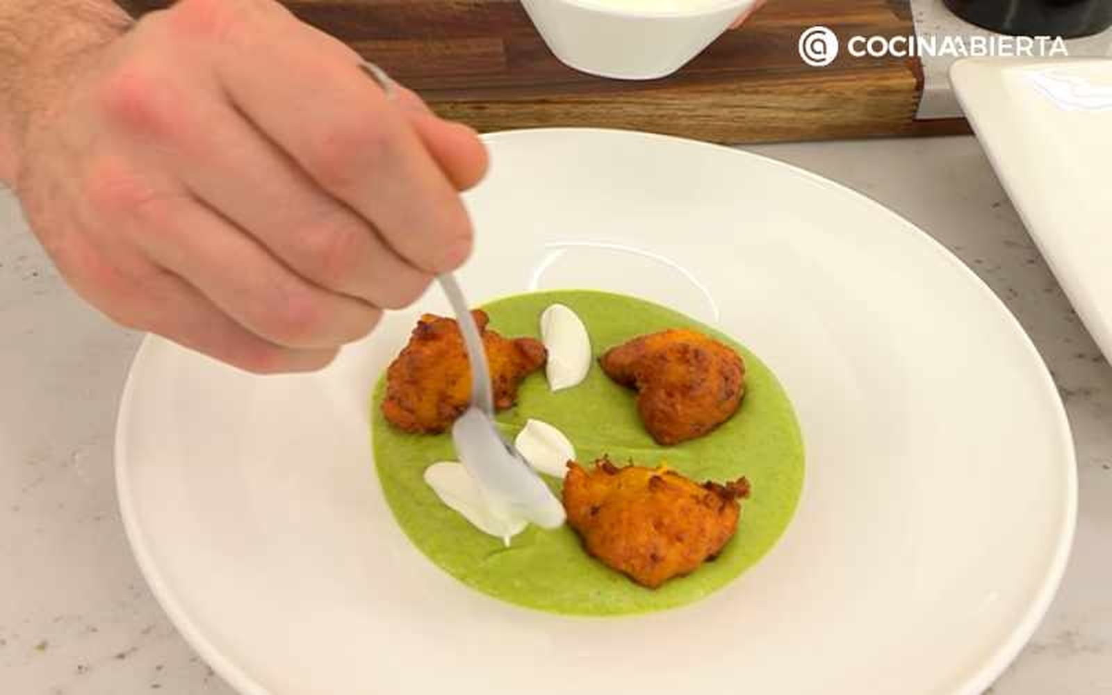 Sirve el puré de brócoli con los fritos de calabaza y yogur griego