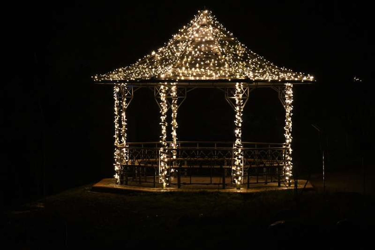 Cenador de jardín con iluminación navideña.