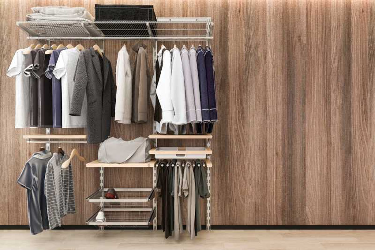 Armario prefabricado con ropa.