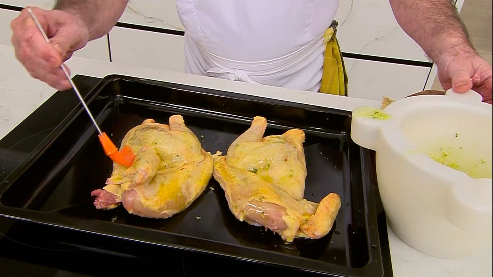 KARL66740320 pollo asado con uvas receta karlos arguinano paso2