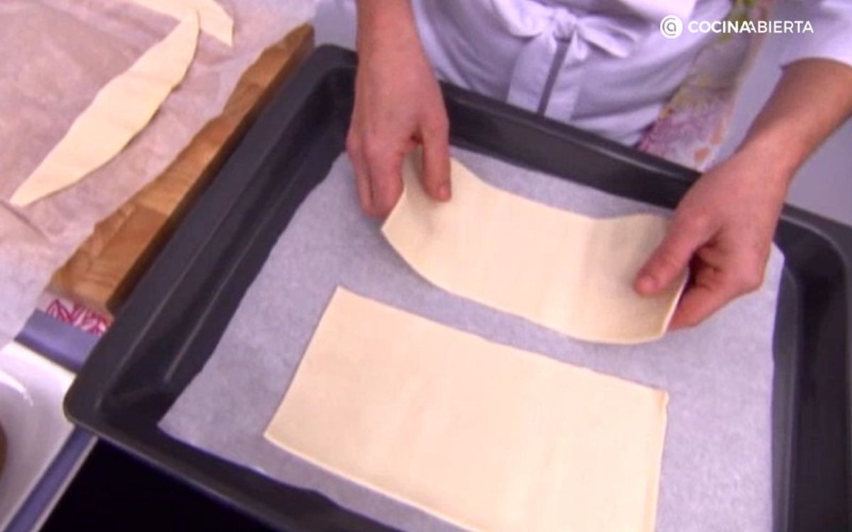 Corta un rectángulo de hojaldre y ponlo en la bandeja de horno