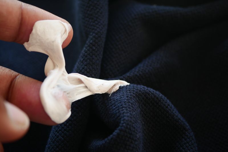 Antes de limpiar la mancha, retira el exceso de slime de la prenda