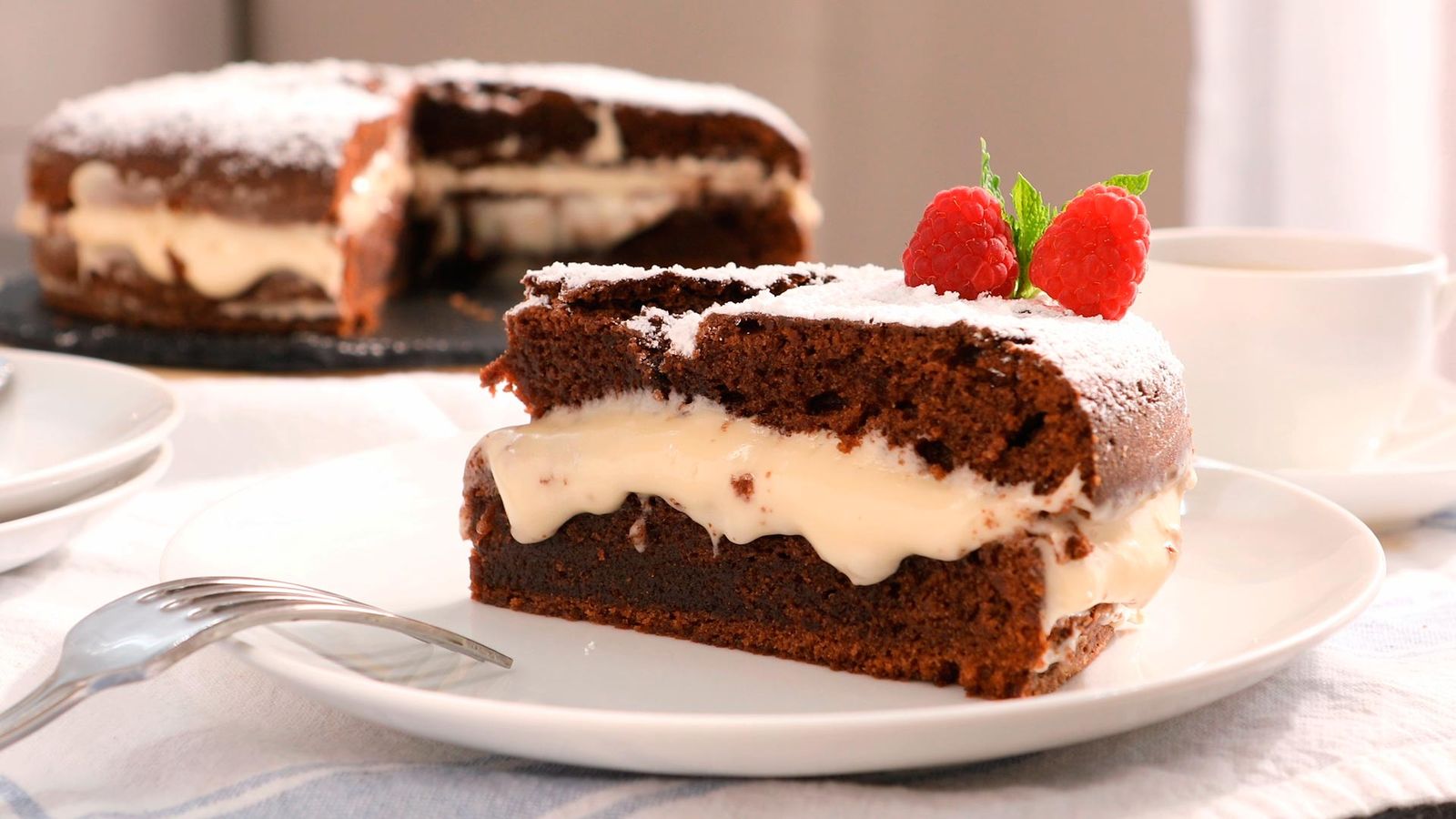 Bizcocho de chocolate con crema de queso