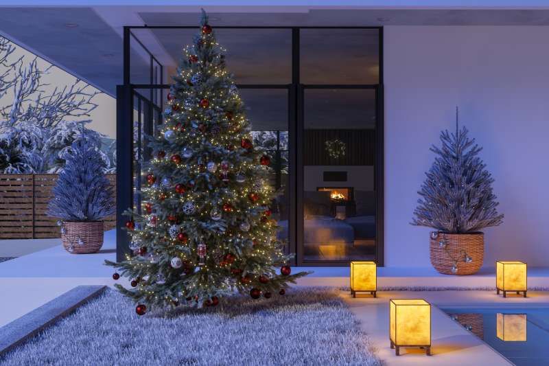 Jardín con decoración de Navidad.