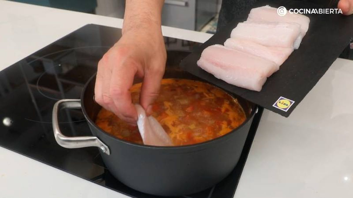 Añade los filetes de merluza a la cazuela de verduras