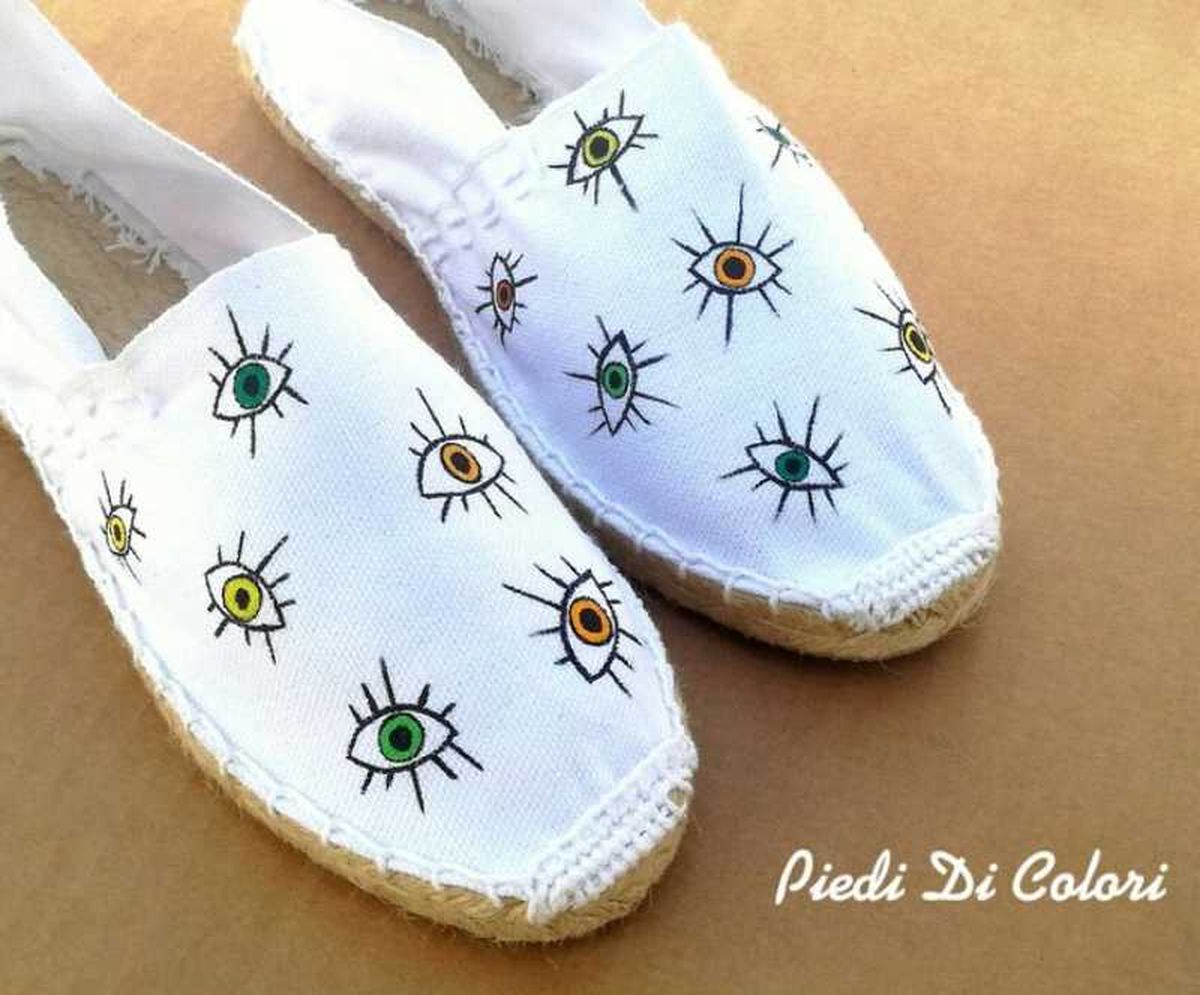 Alpargatas con ojitos pintados a mano.