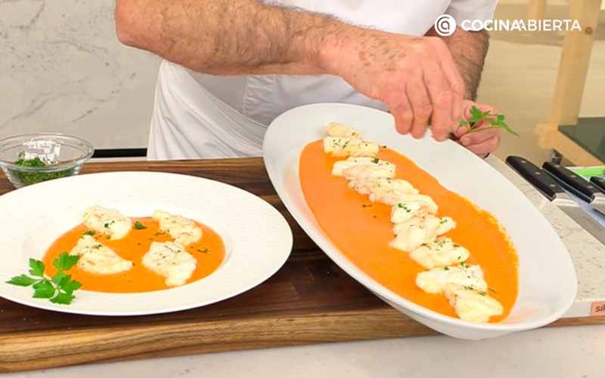 Sirve el rape con salsa de pimiento