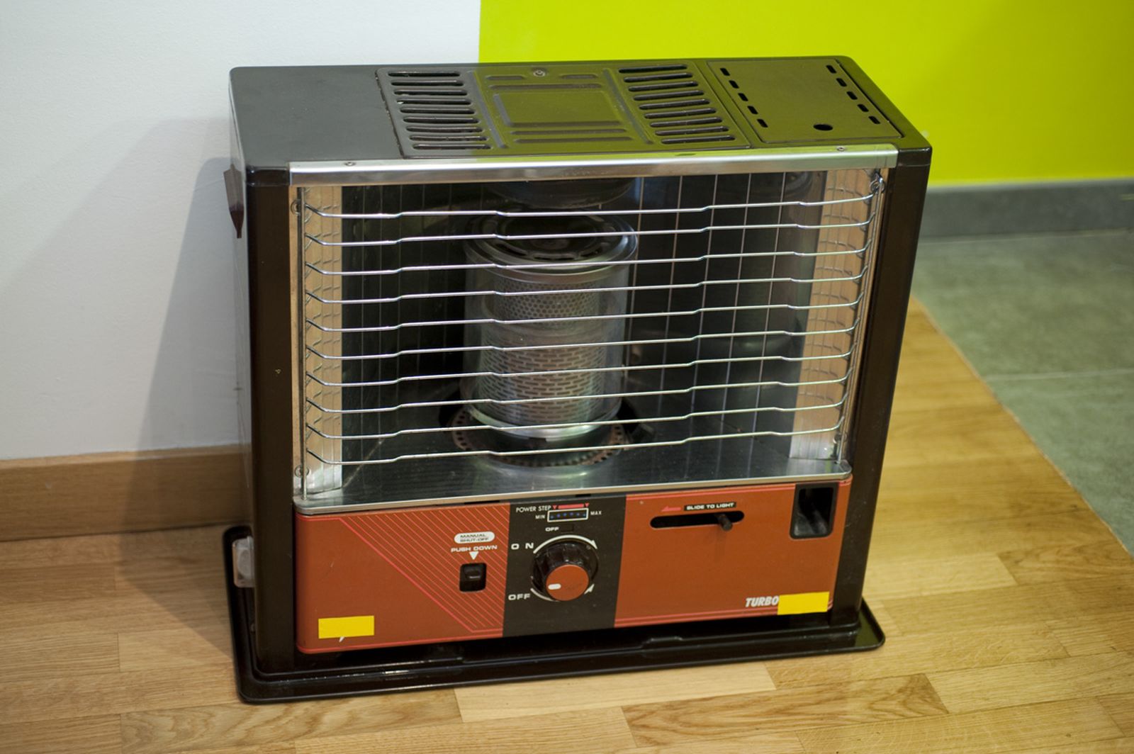 Llenar estufa de parafina