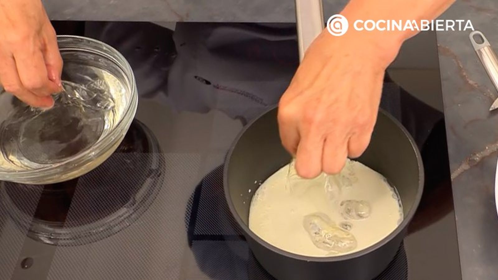 Mezcla las gelatinas hidratadas con la nata