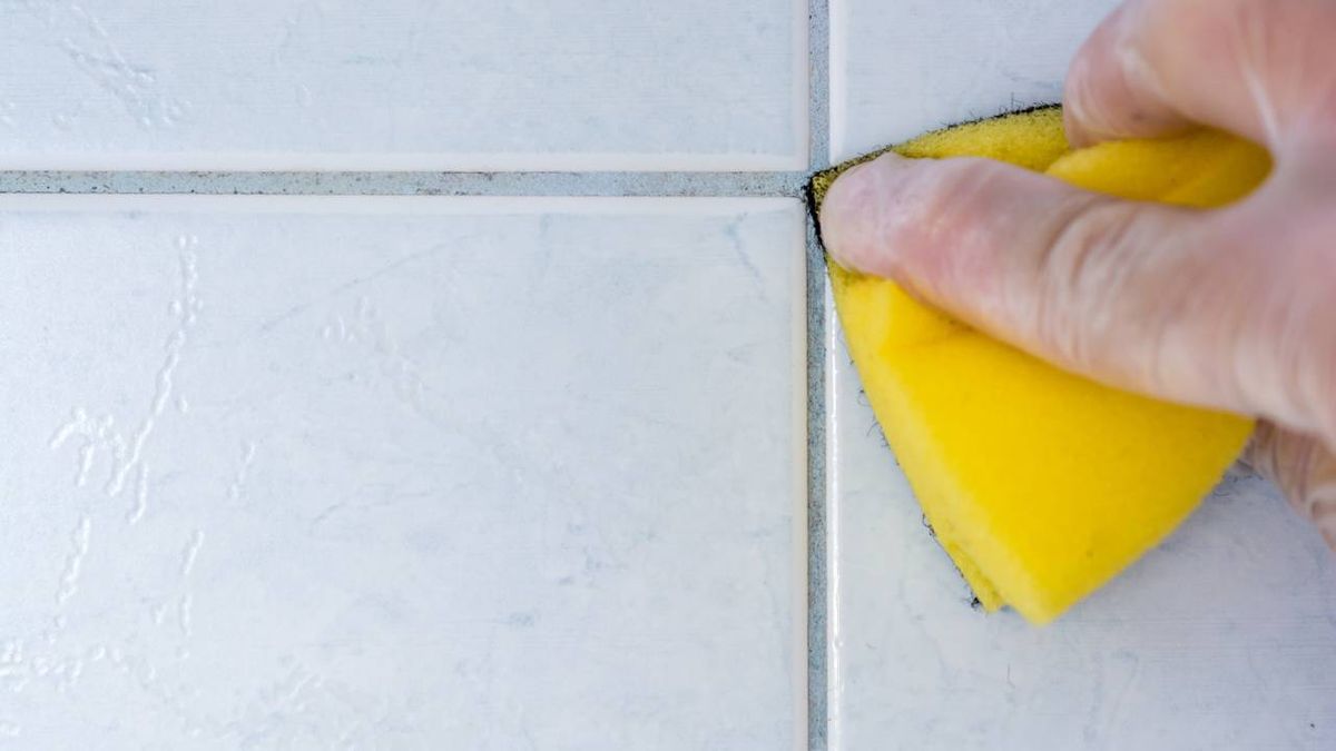 Limpieza de juntas de azulejos.