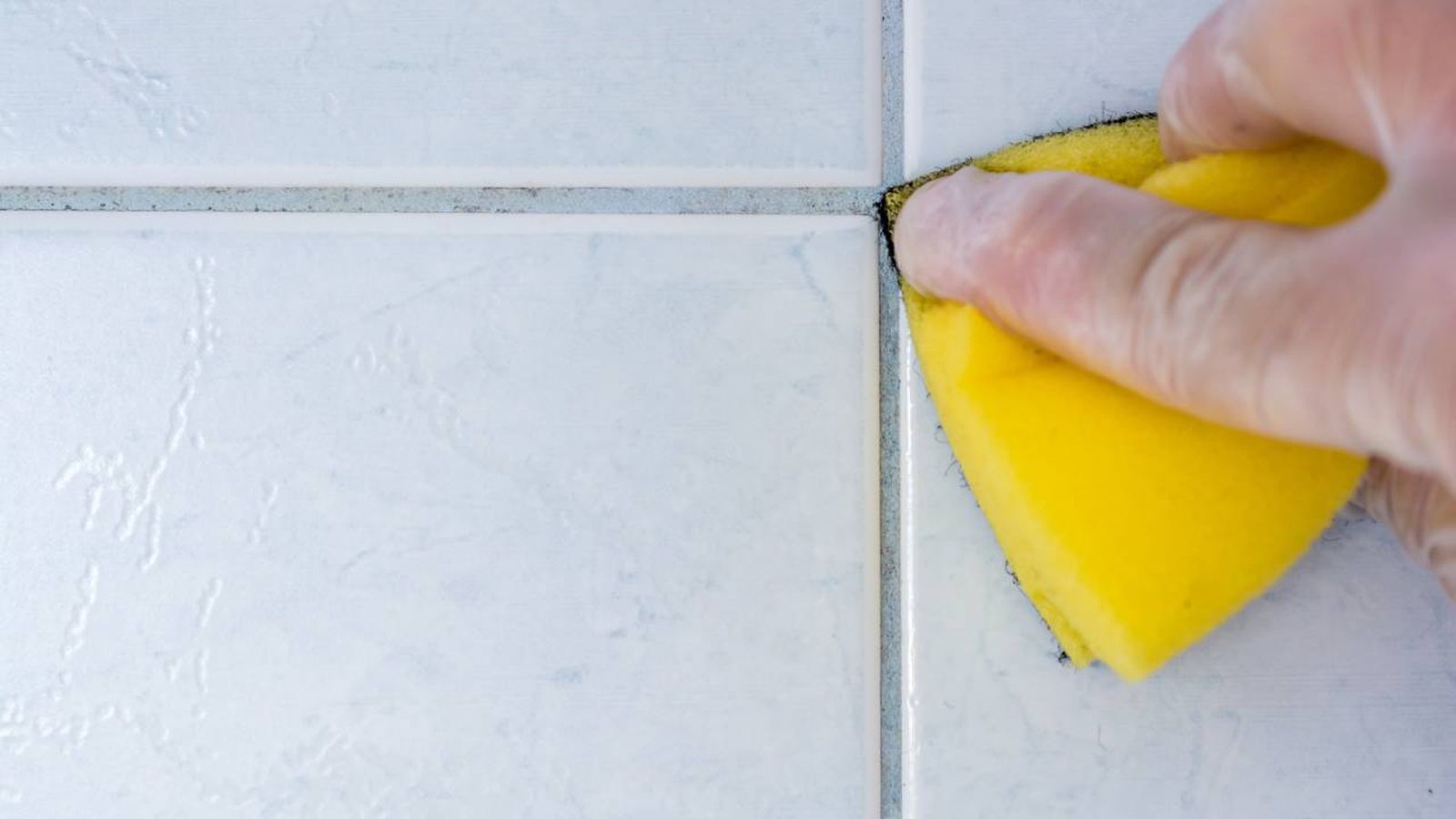 Limpieza de juntas de azulejos.