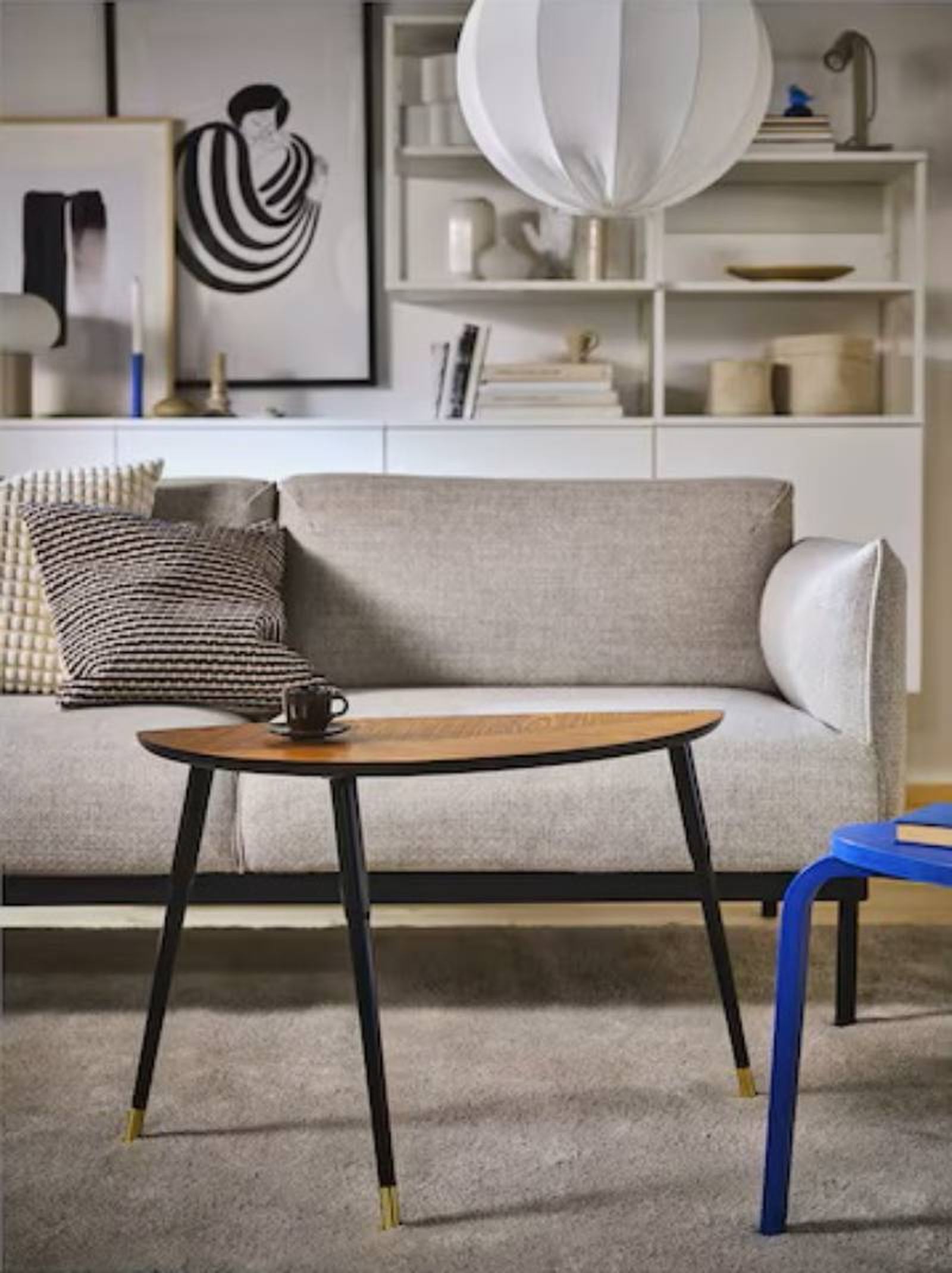 Salón moderno con la mesa de centro Lövbacken de Ikea.