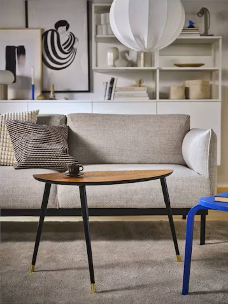 Salón moderno con la mesa de centro Lövbacken de Ikea.