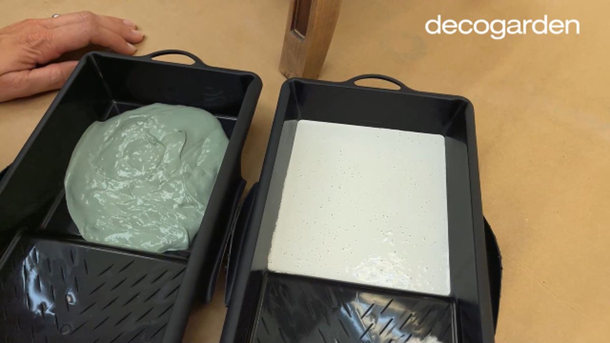 Cubetas con pintura.