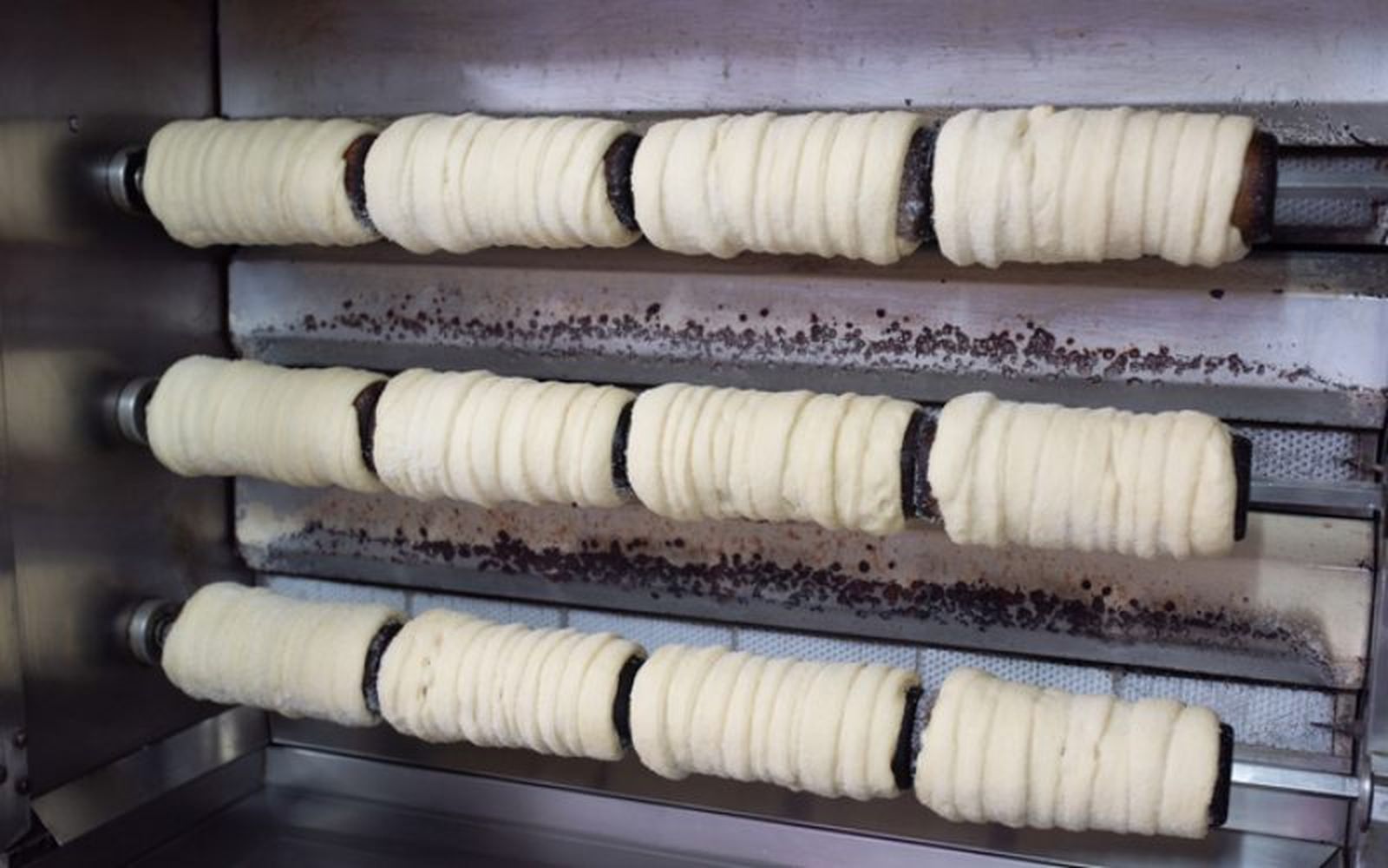 El trdelník se cocina en un tubo de metal para darle su característica forma