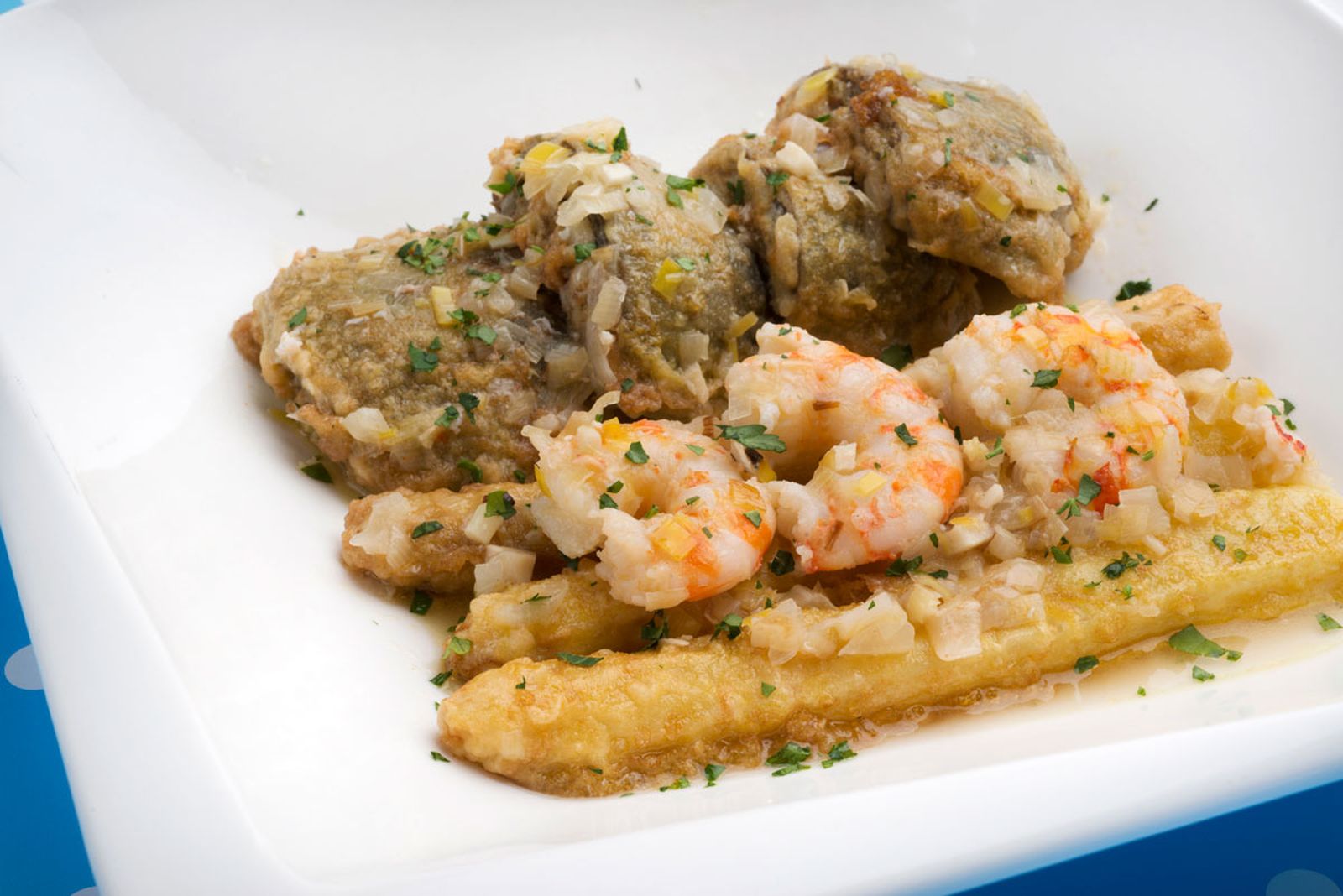 5558 1 Langostinos en salsa con alcachofas y espárragos rebozados (943) xl