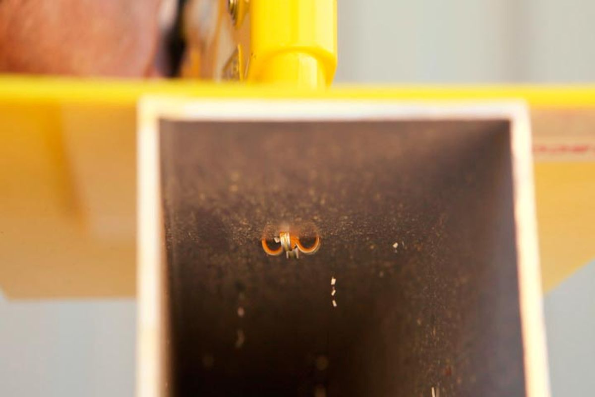 Cómo hacer remaches en flor paso 4