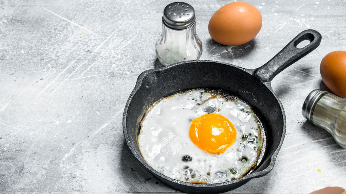 3 trucos para freir un huevo sin que salte el aceite sal