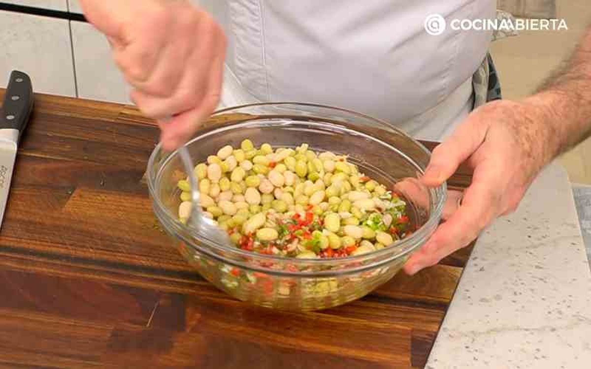 Mezcla y sazona el salpicón