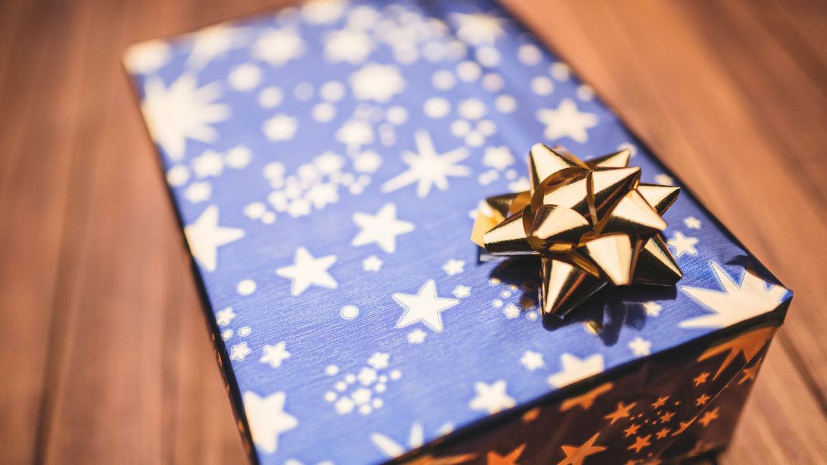 Regalo con una flor hecha con un lazo dorado de plástico.