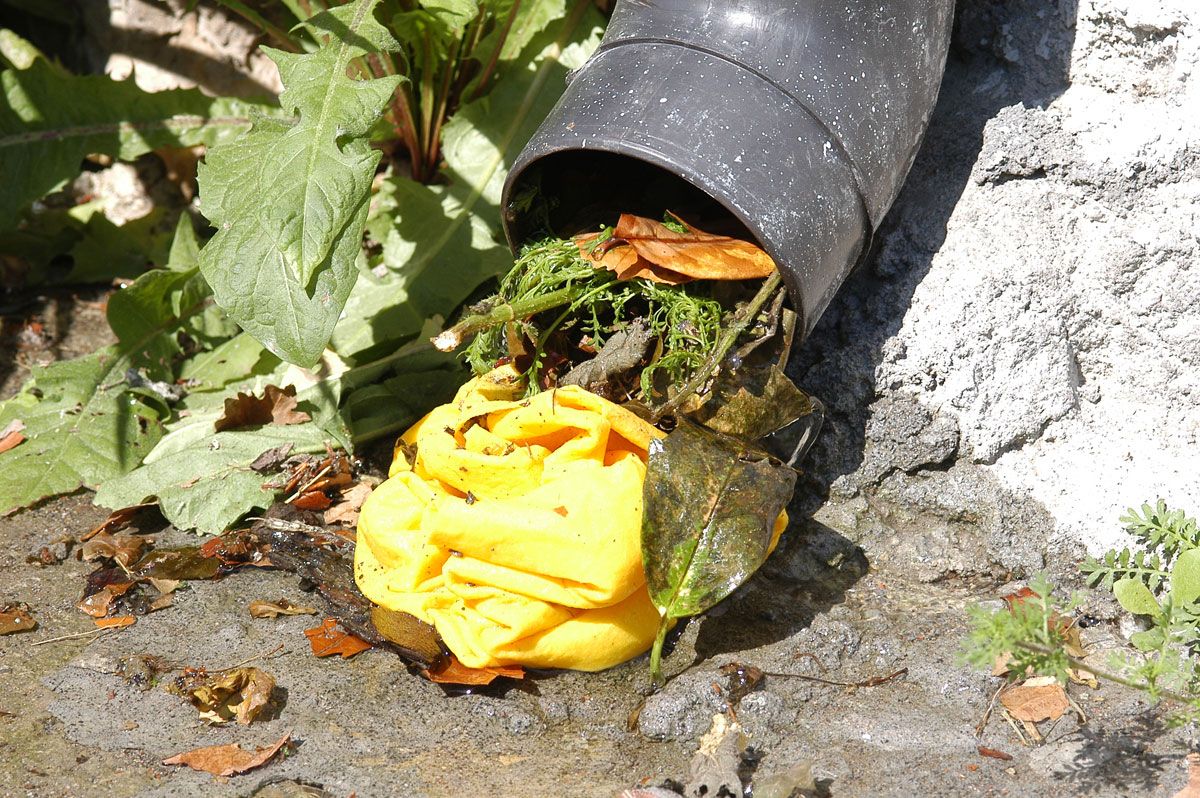 Desatascar un desagüe o canalón paso 5