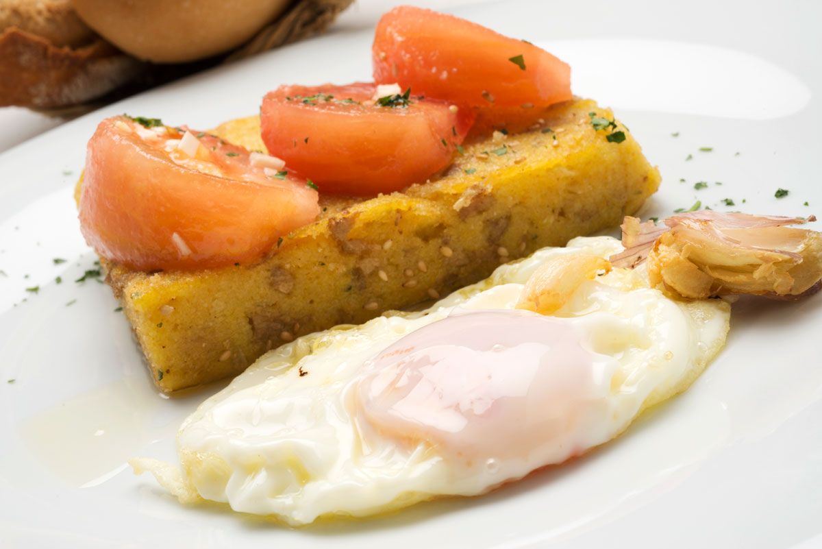 5201 Huevo frito con polenta de champiñones al curry (586) xl