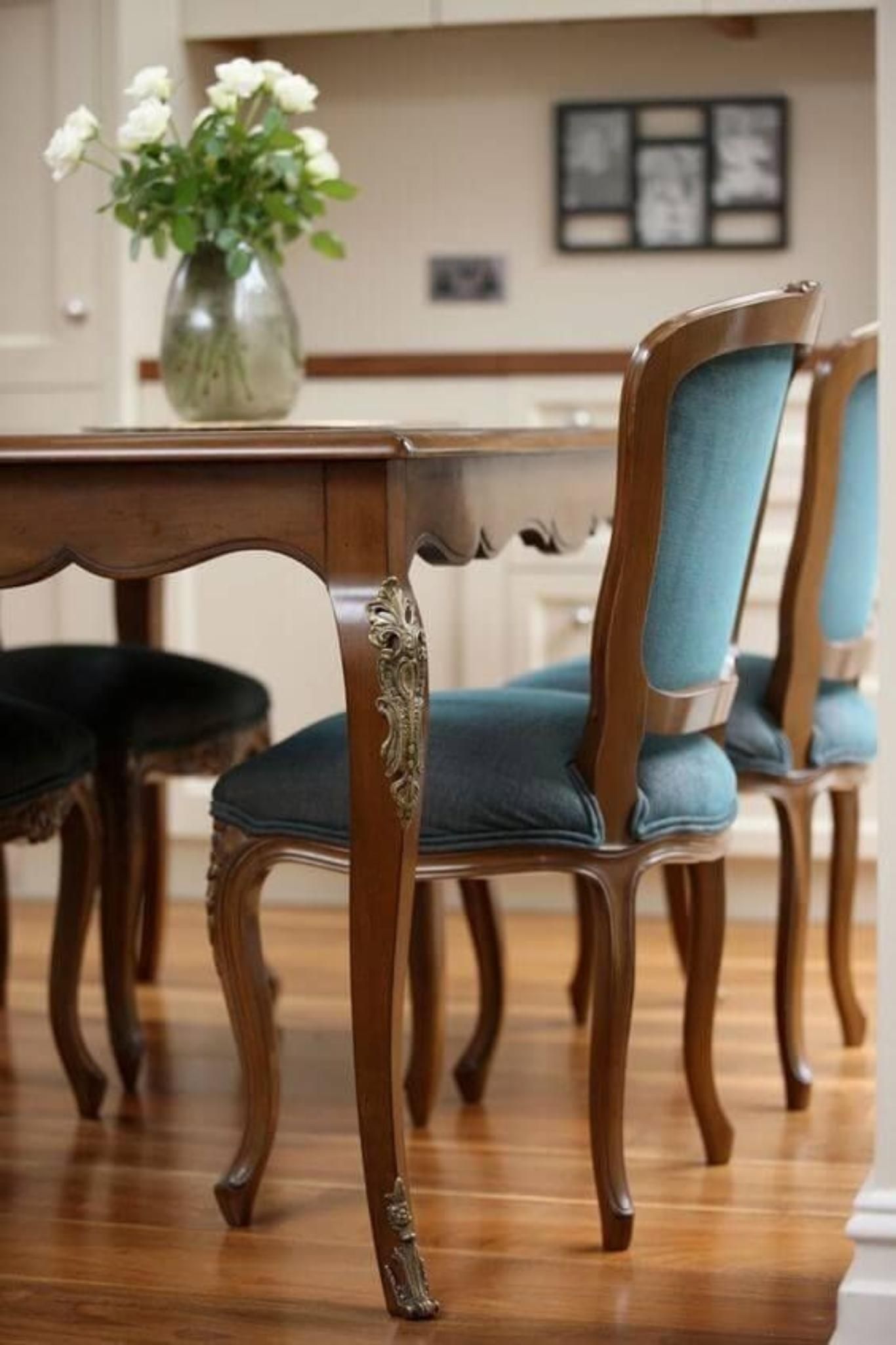 Mesa y sillas de comedor vintage de madera.
