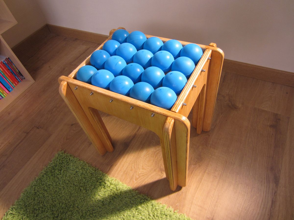 Taburete con pelotas paso 12