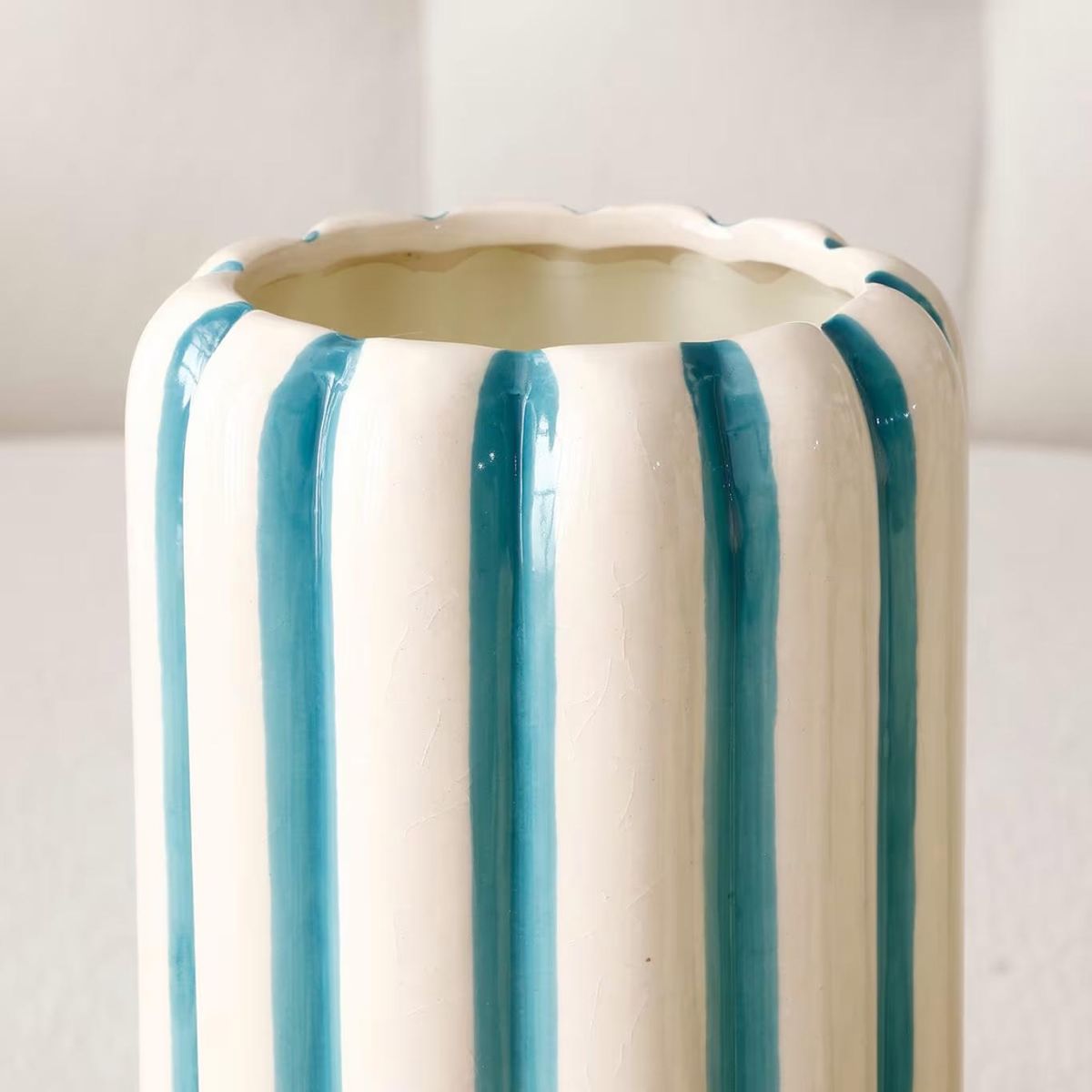 Jarrón decorativo de cerámica azul y blanco Riviera (8,90 euros).