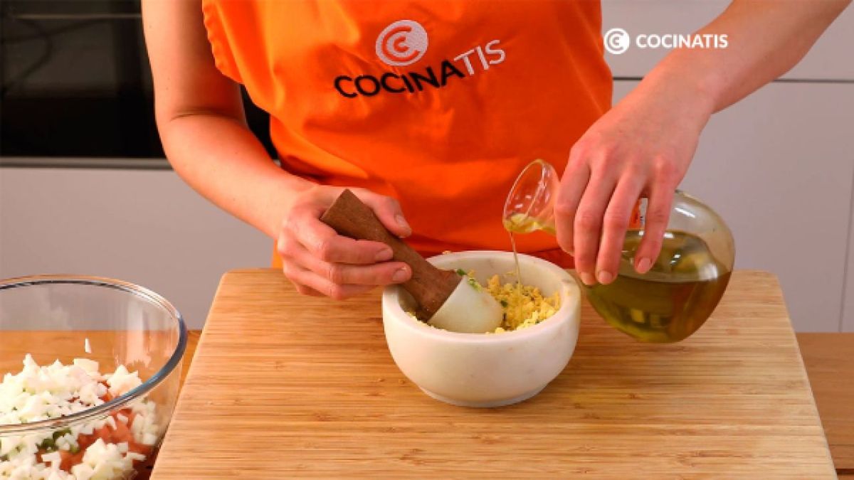 Receta de pipirrana, ensalada de tomate y pimiento   paso 3