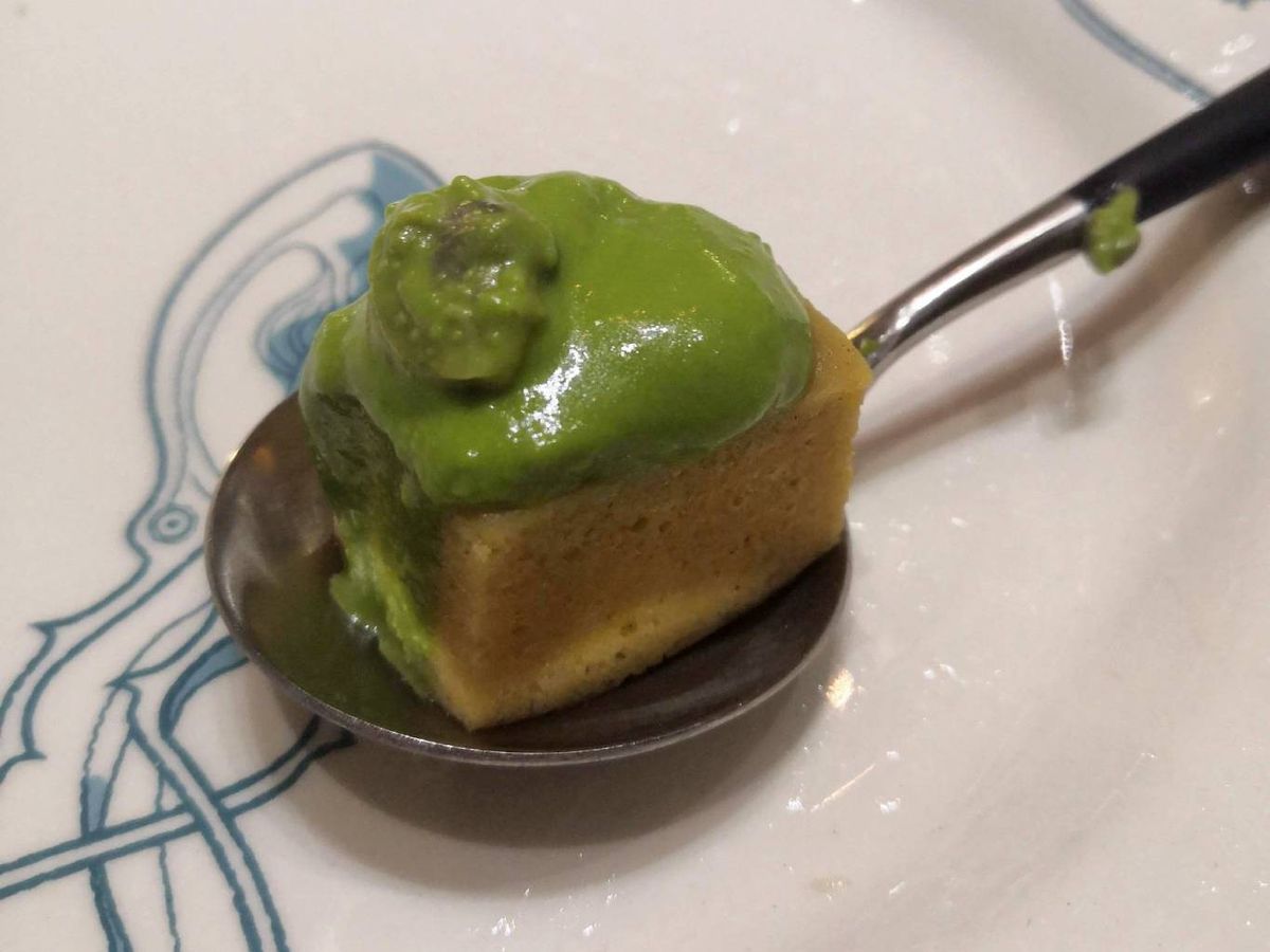 Pequeña elaboración de Ángel León con cobertura de alga.