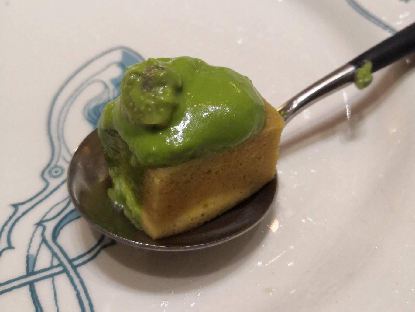 Pequeña elaboración de Ángel León con cobertura de alga.